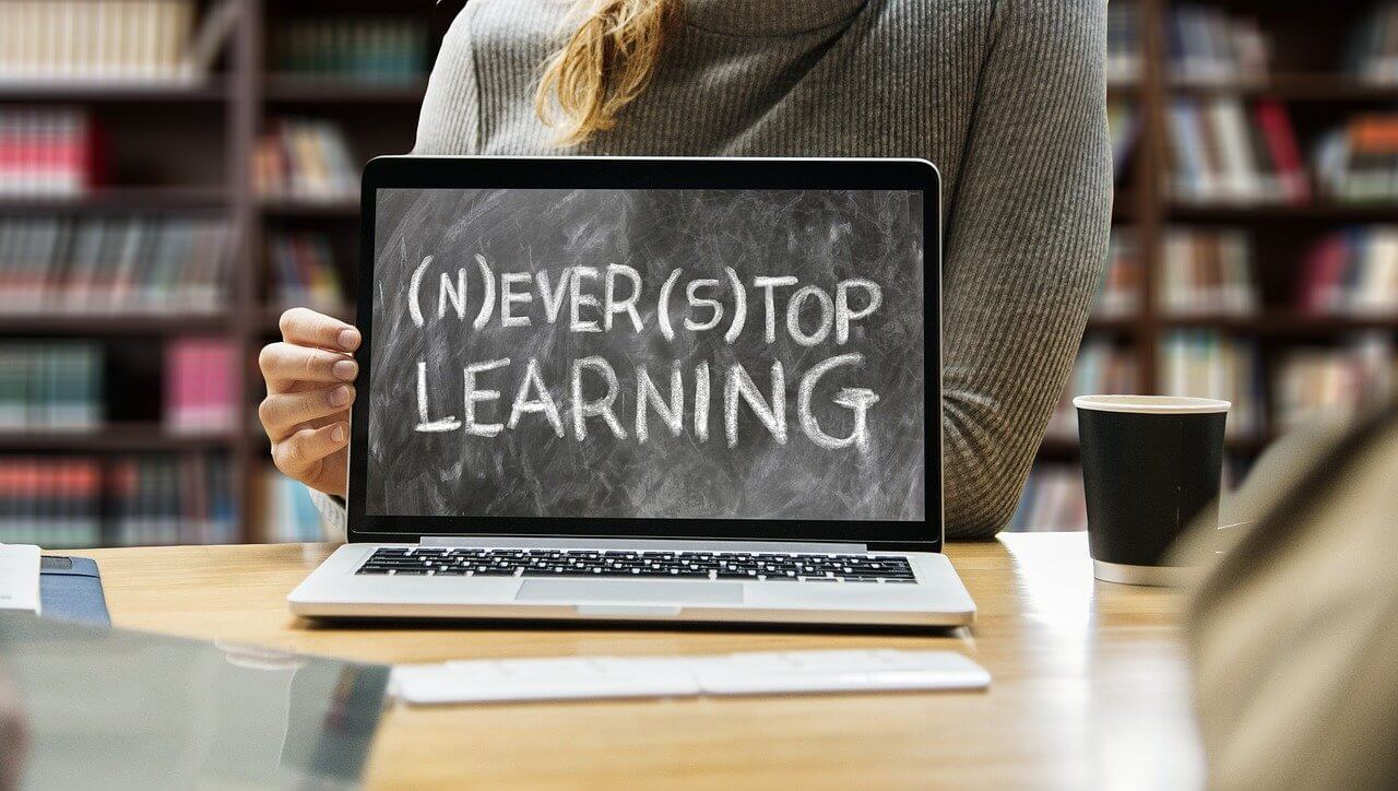 Never stop learning quote in a computer laptop screen